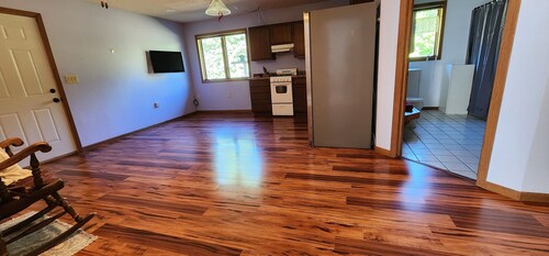 Charming and Quiet 1-bedroom apartment in Elk Mound with AC, WiFi