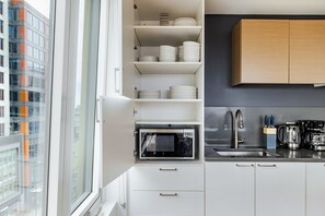 Réfrigérateur, micro-ondes, four, plaque de cuisson