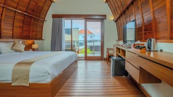 Habitación doble Deluxe | Caja de seguridad en la habitación y espacio para trabajar con laptop
