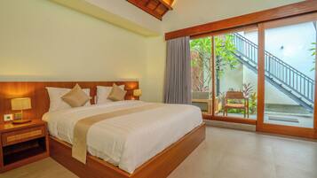 Deluxe Double Room | In-room safe, laptop workspace, iron/ironing board, WiFi (free)