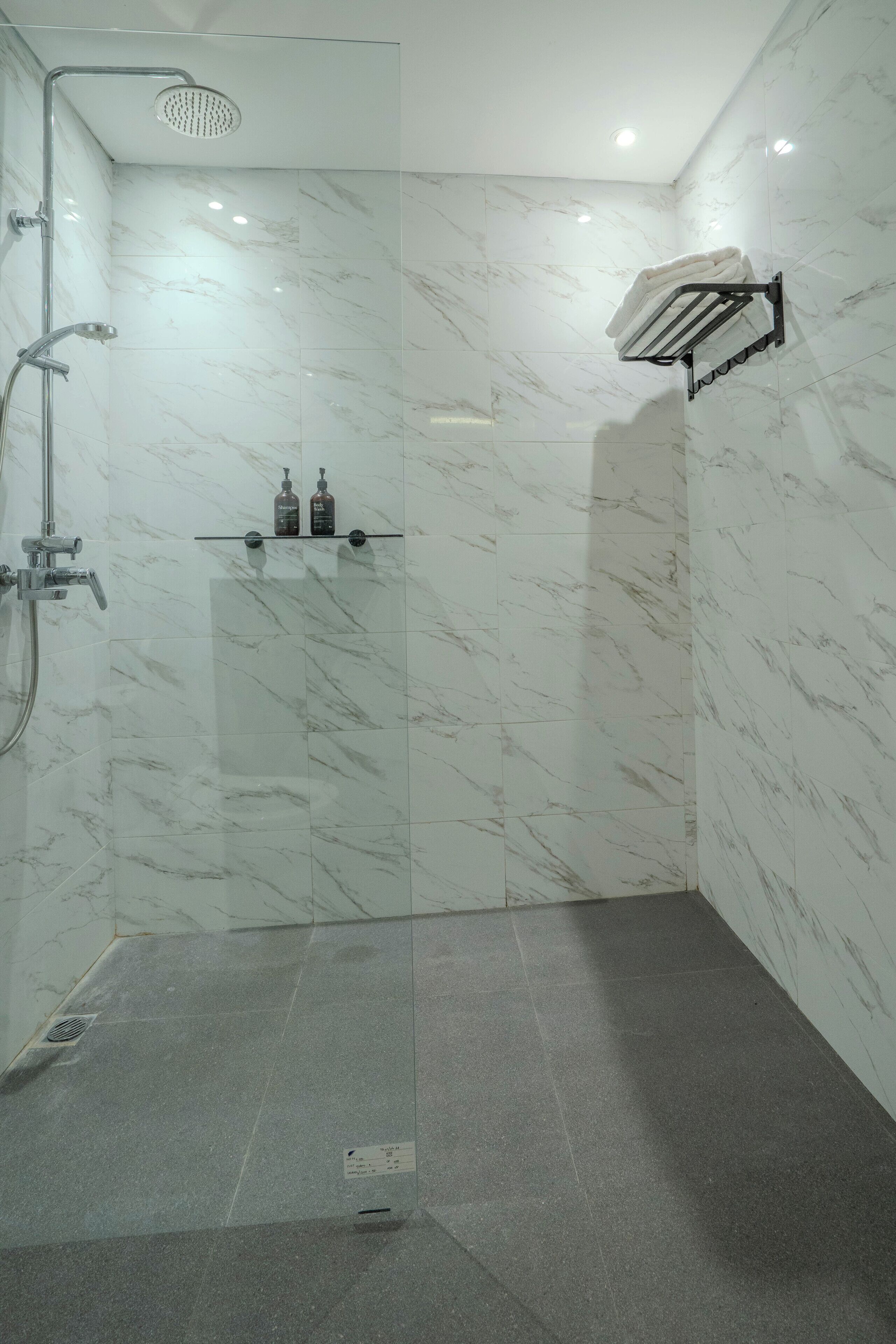 Deluxe Double Room | Bathroom | Free toiletries, hair dryer, bidet, towels