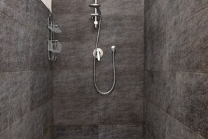 Douche, articles de toilette gratuits, sèche-cheveux, bidet