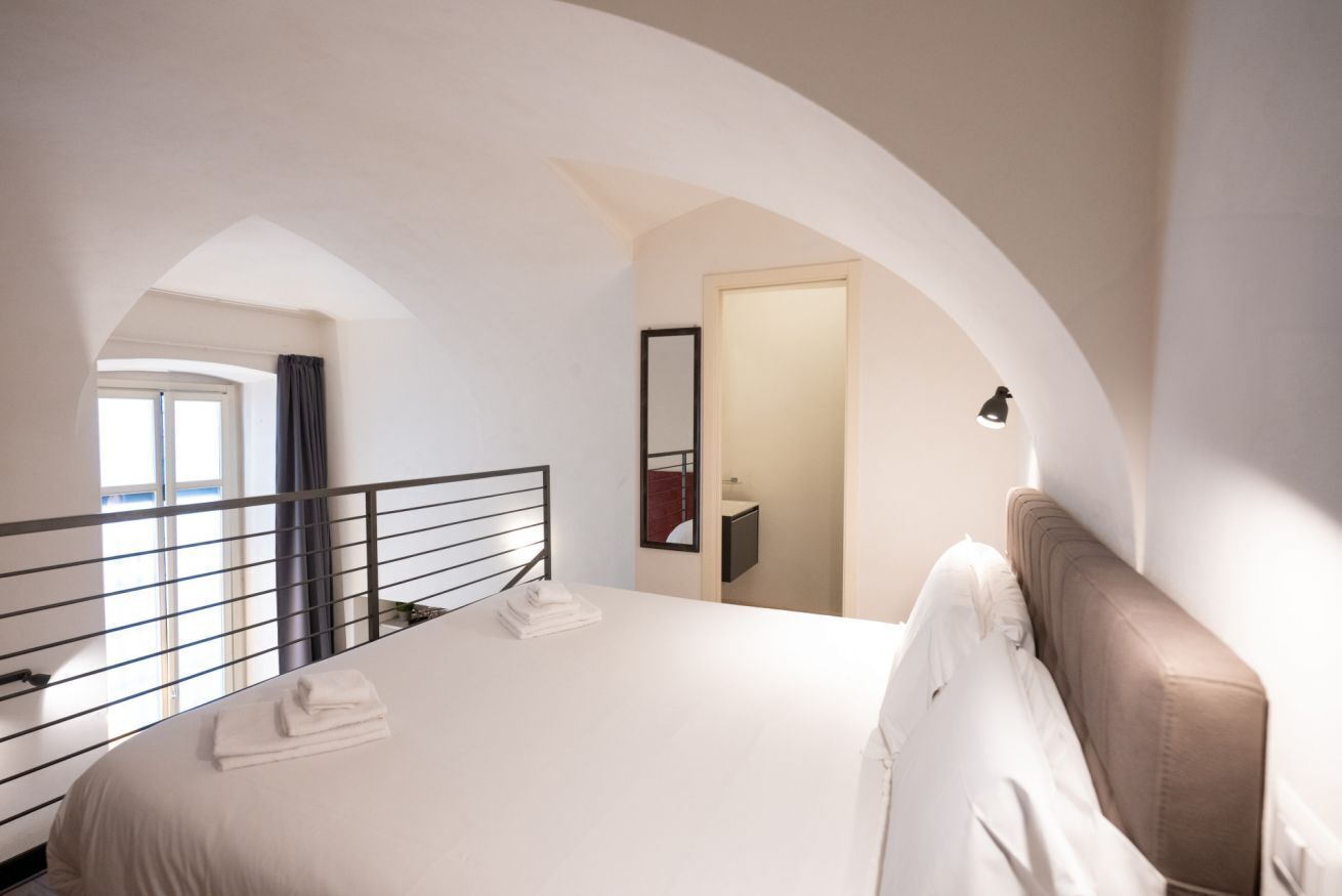 2 bedrooms, desk, WiFi, bed sheets