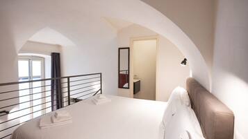 2 bedrooms, desk, WiFi, bed sheets