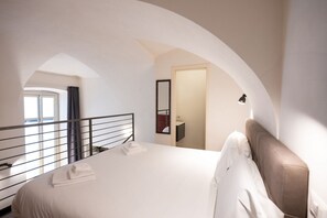 2 bedrooms, desk, WiFi, bed sheets