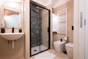 Dusch, hårtork, bidé och handdukar