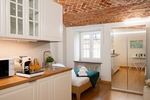 ثلاجة، ميكروويف، موقد طهي مسطح، ماكينة لصنع القهوة/الشاي