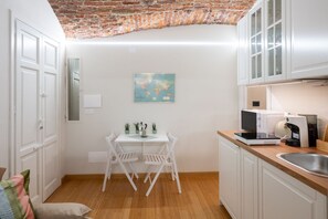 Kühlschrank, Mikrowelle, Herdplatte, Wasserkocher mit Kaffee-/Teezubehör