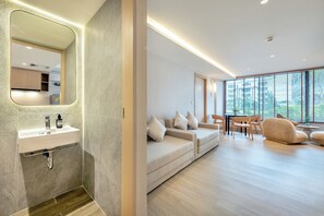 Colchones con efecto memoria y caja de seguridad en la habitación