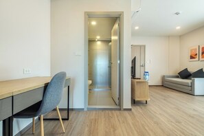 Homey Triple Room | 메모리폼 침대, 객실 내 금고, 책상, 노트북 작업 공간