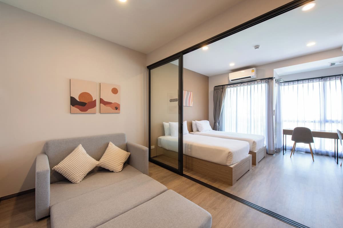 Homey Deluxe 2 Single Beds