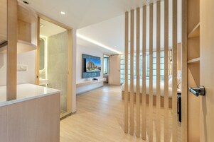 One Suites King Bed (Japanese Style) | เตียงเมมโมรีโฟม, ตู้นิรภัยในห้องพัก, โต๊ะทำงาน