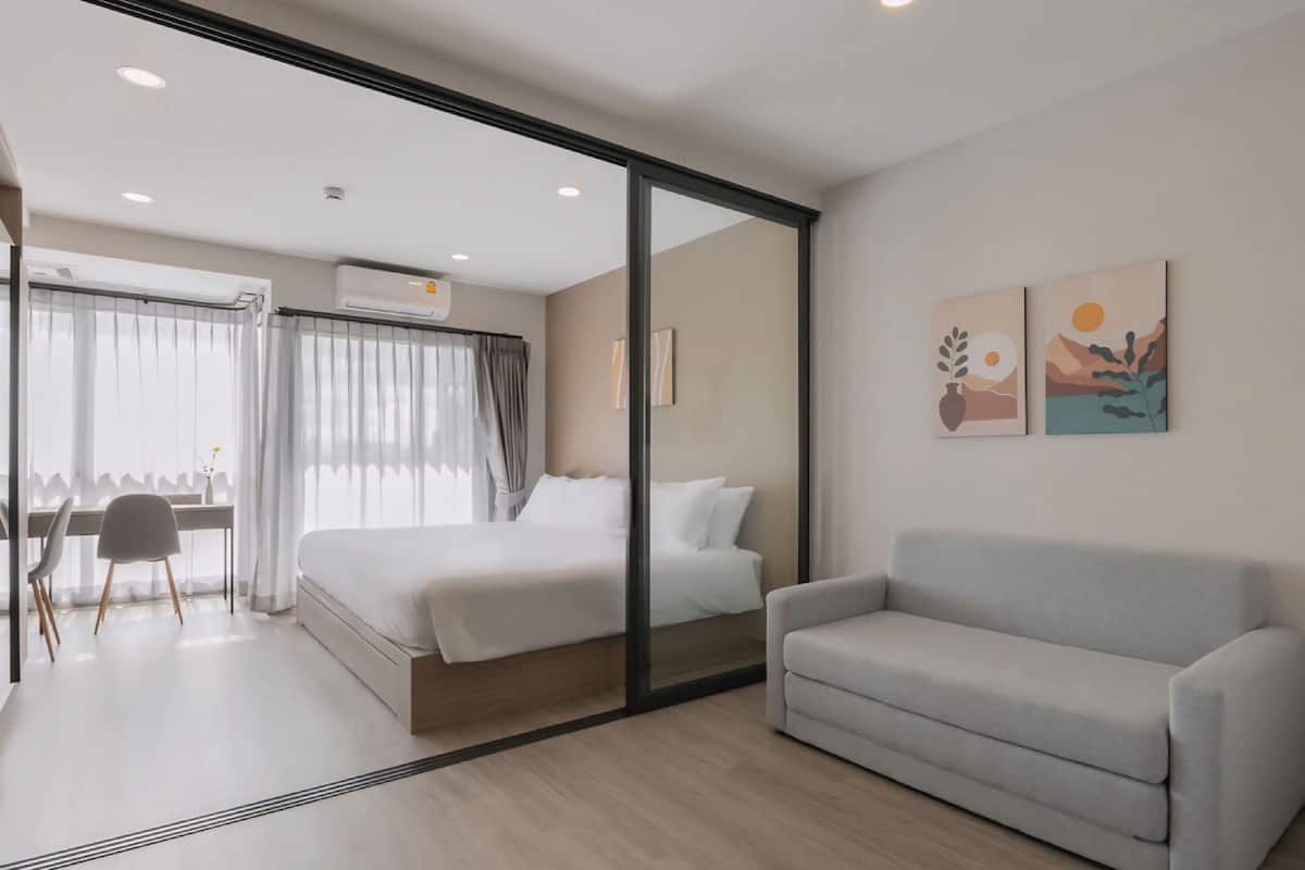 1 bedroom, memory foam beds, in-room safe, desk