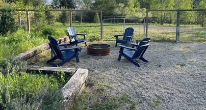 Fennville Michigan Farmhouse, Charming, Dog-Friendly 2-bedroom in Fennville with Wi-Fi, Hot Tub, A/C