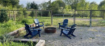 Fennville Michigan Farmhouse, Charming, Dog-Friendly 2-bedroom in Fennville with Wi-Fi, Hot Tub, A/C