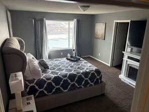 3 bedrooms, desk, travel crib, WiFi