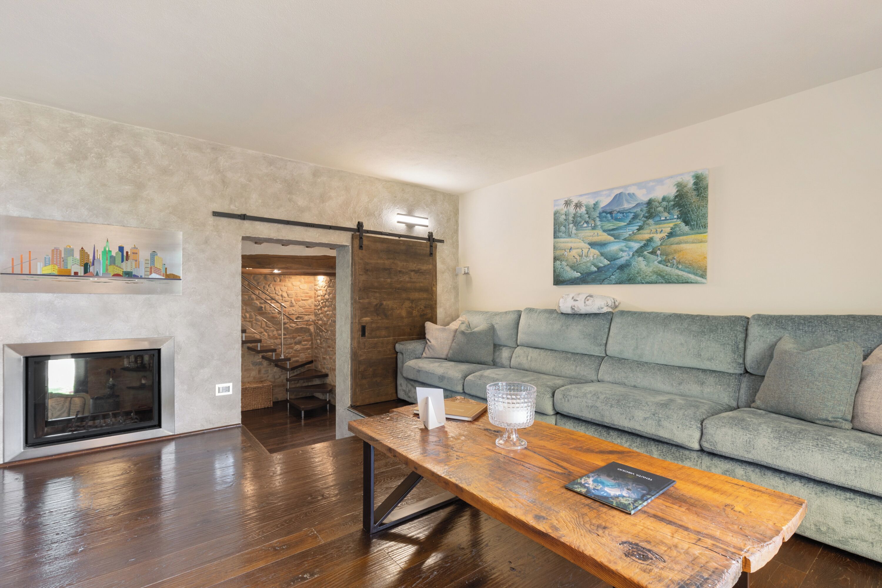 TV, caminetto, lettore DVD, impianto stereo