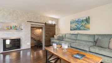 TV, caminetto, lettore DVD, impianto stereo