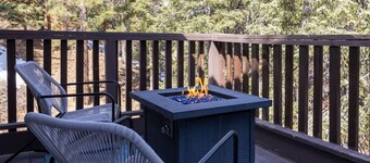Pet Friendly Cabin, Walk to the Slopes, Golf, Zoo, BBQ, Firepit and Fireplace