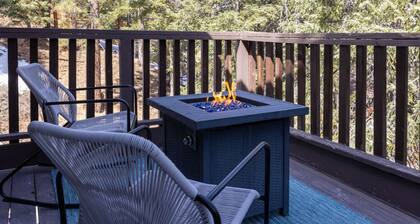 Pet Friendly Cabin, Walk to the Slopes, Golf, Zoo, BBQ, Firepit and Fireplace