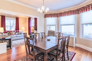 Dining - Spotless Victorian on William (Portland)