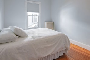 2 bedrooms, desk, iron/ironing board, free WiFi - Spotless Victorian on William (Portland)