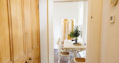 Little Milton Heritage Cottage 5 minutes walk to Harbour,