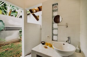 Dusche, Haartrockner, Bidet, Handtücher