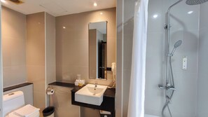 Gratis toiletartikelen, een haardroger, handdoeken, zeep