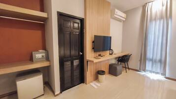 Laptop workspace, rollaway beds, free WiFi, bed sheets