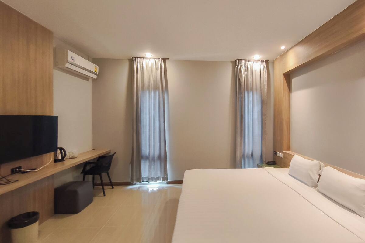 Laptop workspace, rollaway beds, free WiFi, bed sheets