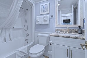 Haartrockner, Handtücher, Seife, Toilettenpapier