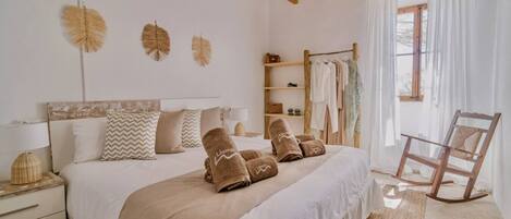 3 chambres, bureau, fer et planche Ă repasser, lit parapluie