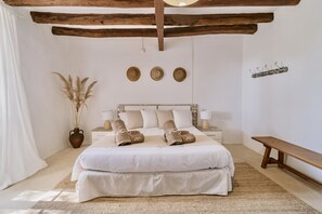 3 bedrooms, desk, iron/ironing board, travel cot