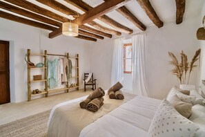 Desk, iron/ironing board, travel crib, free WiFi - Llampí, Nature, swimming pool and Mallorcan charm (Maria De La Salut)