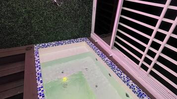 Indoor spa tub