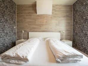 5 bedrooms, desk, internet
