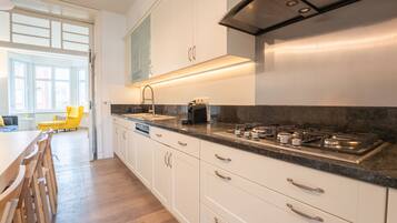 Fridge, oven, dishwasher, cookware/dishes/utensils