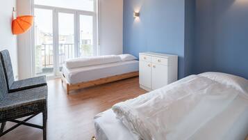 5 bedrooms, desk, internet