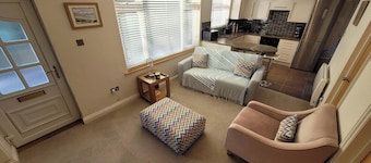 Mumbles Cottage - Sleeps 4 - Pets Ok - Parking