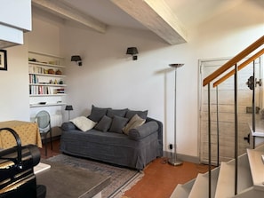 TV - Le Sainte-Victoire : Studio with beautiful terrace in the to (Aix-en-Provence)