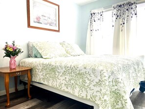 3 dormitorios, escritorio, tabla de planchar con plancha y cuna de viaje