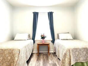 3 soverom, skrivebord, strykejern/-brett og reiseseng for barn