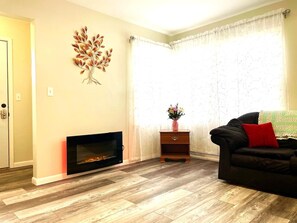 Una Smart TV, una chimenea, libros