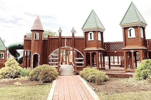 Emerald - GREAT PARK, 3br, Yard, Pet-Friendly