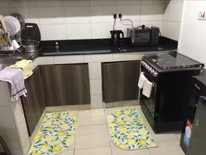 Apartamento familiar, balcón | Cortinas opacas, tabla de planchar con plancha, wifi gratis