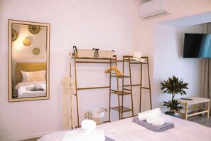 1 bedroom, iron/ironing board, WiFi, bed sheets - Zen Beachfront Suite (Kokkini Hani)