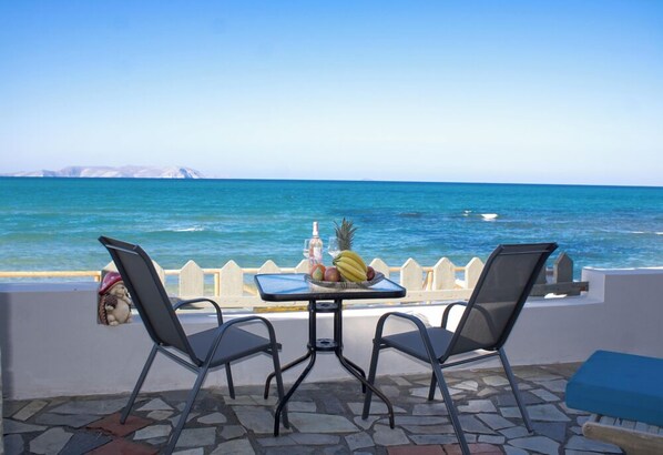 Property grounds - Zen Beachfront Suite (Kokkini Hani)