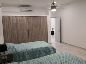 5 bedrooms, iron/ironing board, WiFi, bed sheets