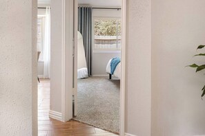 4 chambres, bureau, fer et planche à repasser, lit parapluie